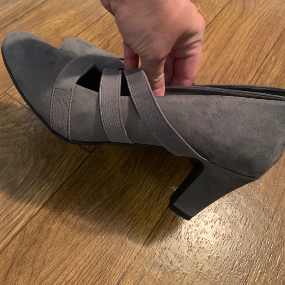 Gray heels sz 8. Worn once - Picture 3 of 3